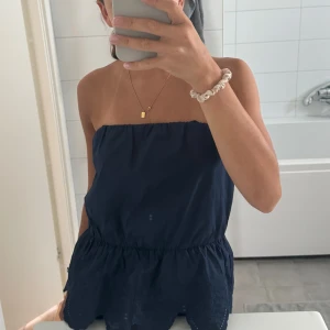 Mörkblå topp - Mörkblå topp med broderi i jätte bra skick