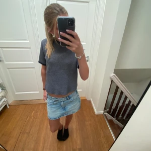 Grå tröja  - Jättefin går stickad tröja med svarta detaljer!! Används inte längre och är i superbra skick. Säljs inte längre. Ge gärna prisförslag och skriv för funderingar🥰🥰