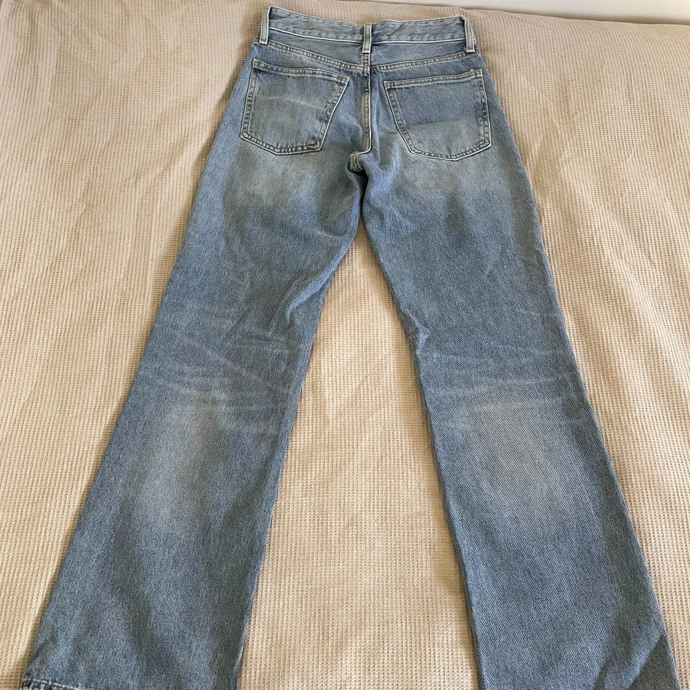 Ljusblå raka jeans med medelhög midja från zara. Knappt använda. Storlek: 36. Jeans & Byxor.