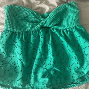 Topp från shein - Topp från shein använd 1-2 gånger. Den är ganska liten i storleken och passar därför inte mig💕.