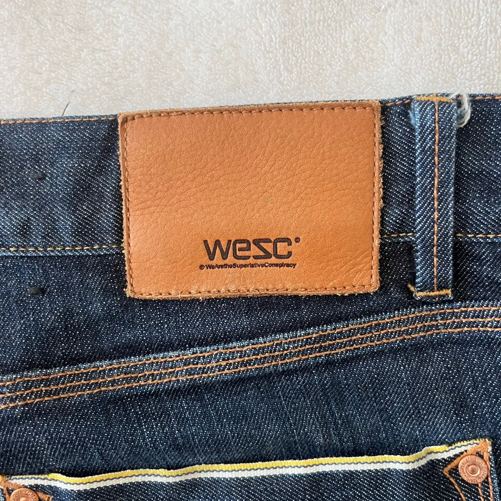 Jättesnygga jeans från Wesc. Jag är 160 cm och de är lite långa på mig men det är inget som stört mig. Väldigt sköna! . Jeans & Byxor.