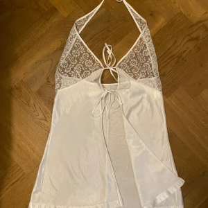 Fin topp - Jättefin vit topp med spets som tyvärr är för stor för mig. Strl M-L. Köpt second hand, skriv vid frågor🫶