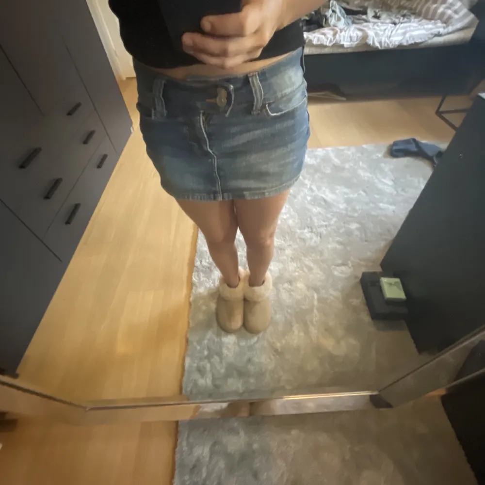 mini jeanskjol från h&m som är slutsåld och väldigt eftertraktad. Den har även stretch i midjan. Och kan även tänka mig att sänka priset vid snabb affär💗Kom privat för fler bilder🤗. Kjolar.