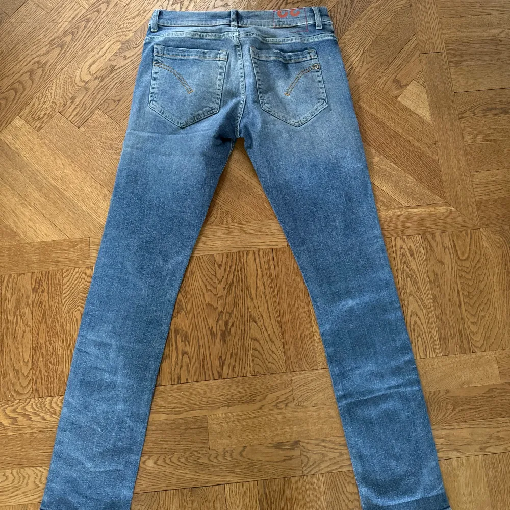 Skick 9/10 (nästan mint) Storlek 32 Nypris - 2999kr🟥 Vårt pris - 1199🟩 . Jeans & Byxor.