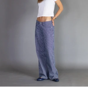 Lågmidjade randiga jeans - Säljer dessa super söta jeans då de tyvärr inte passar mig, de är oanvända och är lågmidjade, storlek M men är liten i storlek så skulle passa en med S.