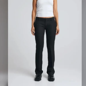 Bikbok kostymbyxor  - Jätte fina lågmidjade kostymbyxor som tyvärr var alldeles för korta på mig 😕 dem är i modellen petit och var därav korta på mig som ungefär är 165cm 💗 endast prövade! 