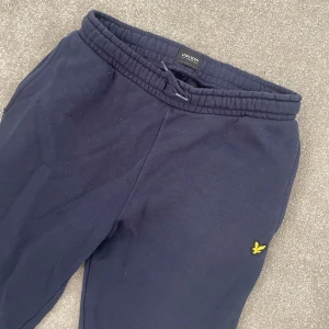 Lyle & scott mjukisbyxor  - Fina mörkblå Lyle & scott mjukisbyxor. Hittar ingen storleksklapp men passar mig som är 164. 