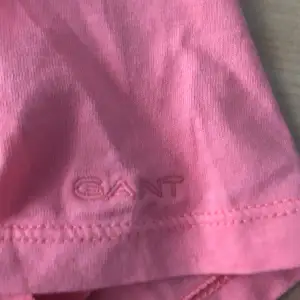 En Gant t-shirt i rosa med gant insydd på ärmen. Bra skick i stl Xs. 