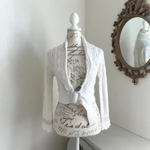 Vit vintage kofta - Söt vintage kofta med fina detaljer i storlek s-m 🩰