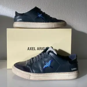Säljer nu mina Axel Arigato Clean 90 i storlek 39. Köpte dem nyligen på plick men säljer dem nu pga nyköp av skor och att jag inte använder dessa. 