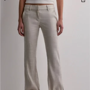 Linnebyxor nelly - Obs, byxorna är ej strukna på bilden! Jättefina linnebyxor från Nelly i superfint skick❤️ säljer då passformen va för stor, kan tänka mig att byta mot ett par i storlek 34!! Ordinarie pris är 499kr