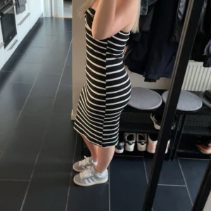 Randig klänning  - Säljer denna fina randiga klänningen, som jag köpte för några veckor sen men kan inte lämna tillbaka. Tycker inte den passar mig så säljer den. Köpt för 350kr