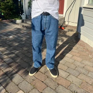 Acne Studios jeans - Modell: 2003 Dark Blue Trash. Skick: 9/10. Innerbenslängd: 72cm. Midjemått: 90cm. Modellen är 175cm och väger 62kg.