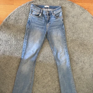 Säljer ett par blåa jeans från Gina!💞💗💕❤️ - Bra skick, är använda ganska mycket, som är ganska högmidjade går lite nedanför naveln ungefär💗