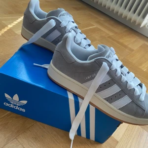 Adidas Campus 00s Grå - Hej! Spontan köpte dessa skor men har inte använt dem nånting så säljer dem hellre. Skorna är helt nya och oanvända. Ny pris 1400kr.