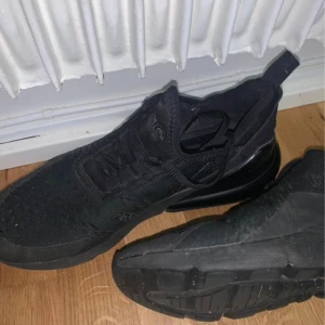 Nike 270 - Skor som inte passar mig längre:( är i bra skick använt de ett par tal gånger. Pris kan diskuteras! Skriv i dm i behov av fler bilder 