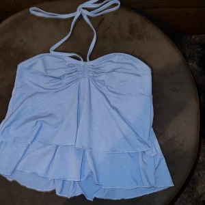 topp - en fin topp nu till sommaren, går å knyta på olika sätt. storlek S, använd kanske 2 gånger. skriv för mer information 🙃