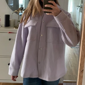 Lila kappa  - En lila kappa från gina tricot