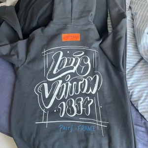 Louis Vuitton hoodie - Helt ny lv hoodie ka bekväm skönt material aldrig använd , säljs pga inte min stil