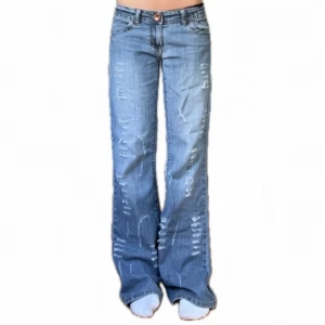 Lådmidjade jeans - Säljer dessa skitsnygga jeans! Jeansen är egentligen i storlek 12, men sitter som en S/M. Slitdetaljer både fram och bak. Sitter som en blandning av raka och utsvängda jeans. Märke: Sasha