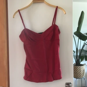 Rött linne i sammet/mockaliknande tyg - Titta gärna mina andra annonser också!