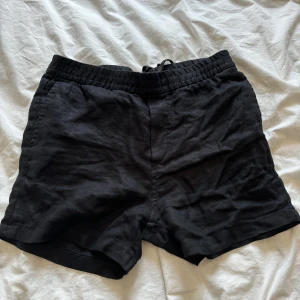 LinneShorts  - Säljer dem här svarta linneshortsen från H&M i nyskick. Köpta förra sommaren. Nypris 349kr