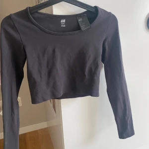 Tränings tröja  - Trönningströja från hm i bra skick. Kommer tyvärr inte till andvändning💕