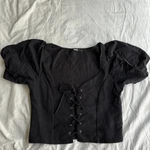 Svart öppen topp med snöring - Väldigt bra skick! Har bara använt den ett fåtal gånger
