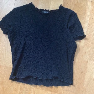 Basis svart topp från Gina Tricot  - Jag säljer denna tröja eftersom jag inte använt den och kommer nog inte göra det!☺️  Den är storlek M men passar mig som är xs/s ganska bra eftersom den är mot det tajtare hållet!☺️