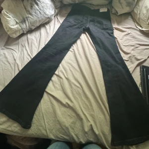 Svarta only jeans ❤️ - Jag säljer mina svarta low waist bootcut jeans. För att de tyvärr var för korta för mig som är 167.❤️