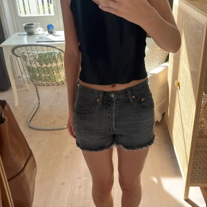 Levis shorts  - Säljer mina levis shorts eftersom de är lite små. De är använda fåtal gånger och är i ny skick. Modell 501. Storlek W26. Ny pris är ungefär 550kr