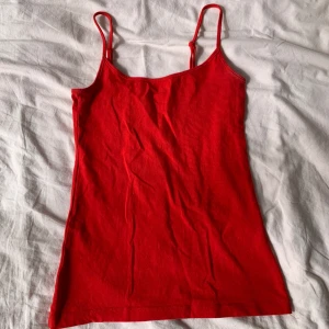 Rött linne  - Fint rött linne i stretchigt material 🩷