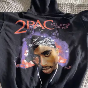 En oversize Tupac hoodie. Knappt använd pga inte min stil längre. Skick 9/10. Skriv privat till mig vid frågor🥰❣️