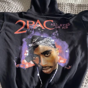 Tupac hoodie - En oversize Tupac hoodie. Knappt använd pga inte min stil längre. Skick 9/10. Nypris: 800kr. Skriv privat till mig vid frågor