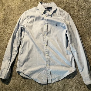 Ralph Lauren skjorta - Säljer denna skjorta som är i grymt skick och endast använts fåtal gånger. Bara att höra av er vid frågor.