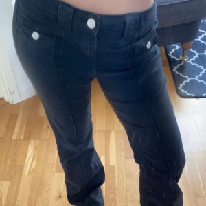 Hm jeans  - Säljer mina fina hm jeans som va Poppis för ett tag sen, så fina på! Hör av dig om du är intresserad! Köparen står för frakten💕