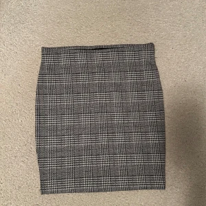 Rutig kort kjol - En rutig kort kjol i storlek XS. Använt fåtal gånger, i bra skick! 