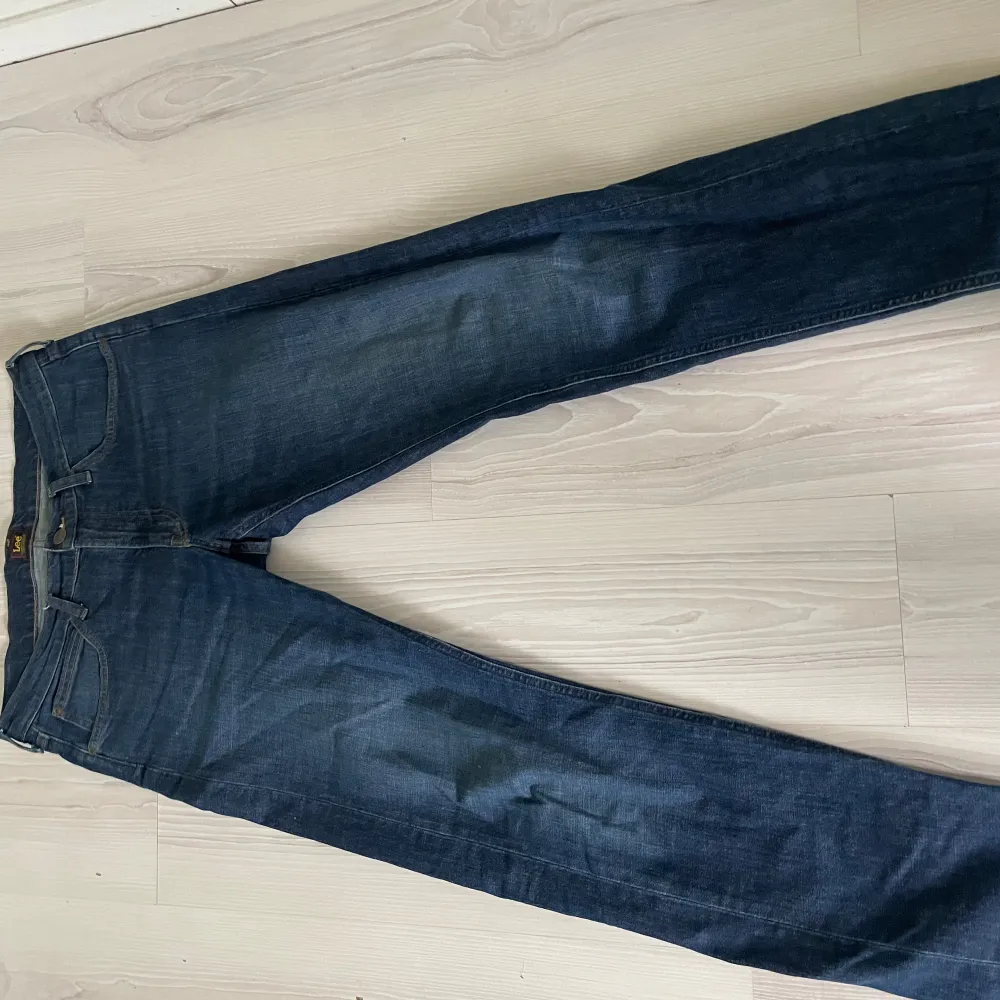 Lee jeans storlek  W 33 L 34 De är endast tvättade 1 gång och nästan aldrig använda.. Jeans & Byxor.