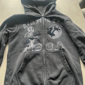 Aim for the moon - Aim for the moon hoodie i väldigt bra skick, inga stenar har lossnat och inga andra skavanker Storlek m