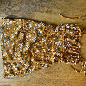 Sommarklänning - mini - Otroligt fin och skön miniklänning perfekt för sommaren (både vardag och fest) med ljuvliga blommor   Andas bra och är enkel att röra sig i. Använd ett fåtal gånger - säljer då jag vuxit ur den 