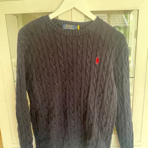 Ralph lauren cabelstickad troja - Ralph lauren cabel stickad tröja köpte på boozt för 4 månader sen men har tappat intresse, pris kan diskuteras.