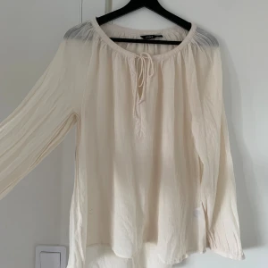 Vit blus, vit skjorta, vit topp, beige topp, beige blus, beige skjorta  - Beige/vit blus! Gott skick! Snörning framme. Perfekt linne-material🌸 Passar nu till sommaren! Storlek M men passar även de som bär S! 