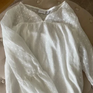 Blus från vila - Fin blus från vila som inte riktigt passar mig men har inga tecken på användning, inte mina bilder. Kontakta vid frågor💗