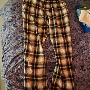  Pyjamasbyxor  - Bruna pyjamasbyxor. Ganska hårt i materialet men sköna efter en stund när man haft dom på sig ett tag