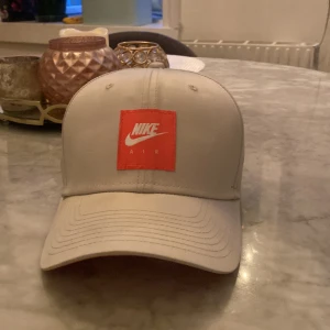 Nike keps - Tja! Säljer denna snygga Nike keps som inte är mycket använd! Passa bra till sommaren 