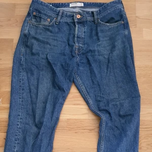 Jack & Jones Jeans - W33 L32 Loose/Chris modell. Relaxed och loose passform  Mörkblåfärg och i bra skick! Finns lite missfärgningar men inget jätte tydligt som man tänker på.