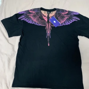 Marcelo burlon t-shirt - Helt ny Marcelo burlon t shirt, perfekt till sommaren. Storlek M