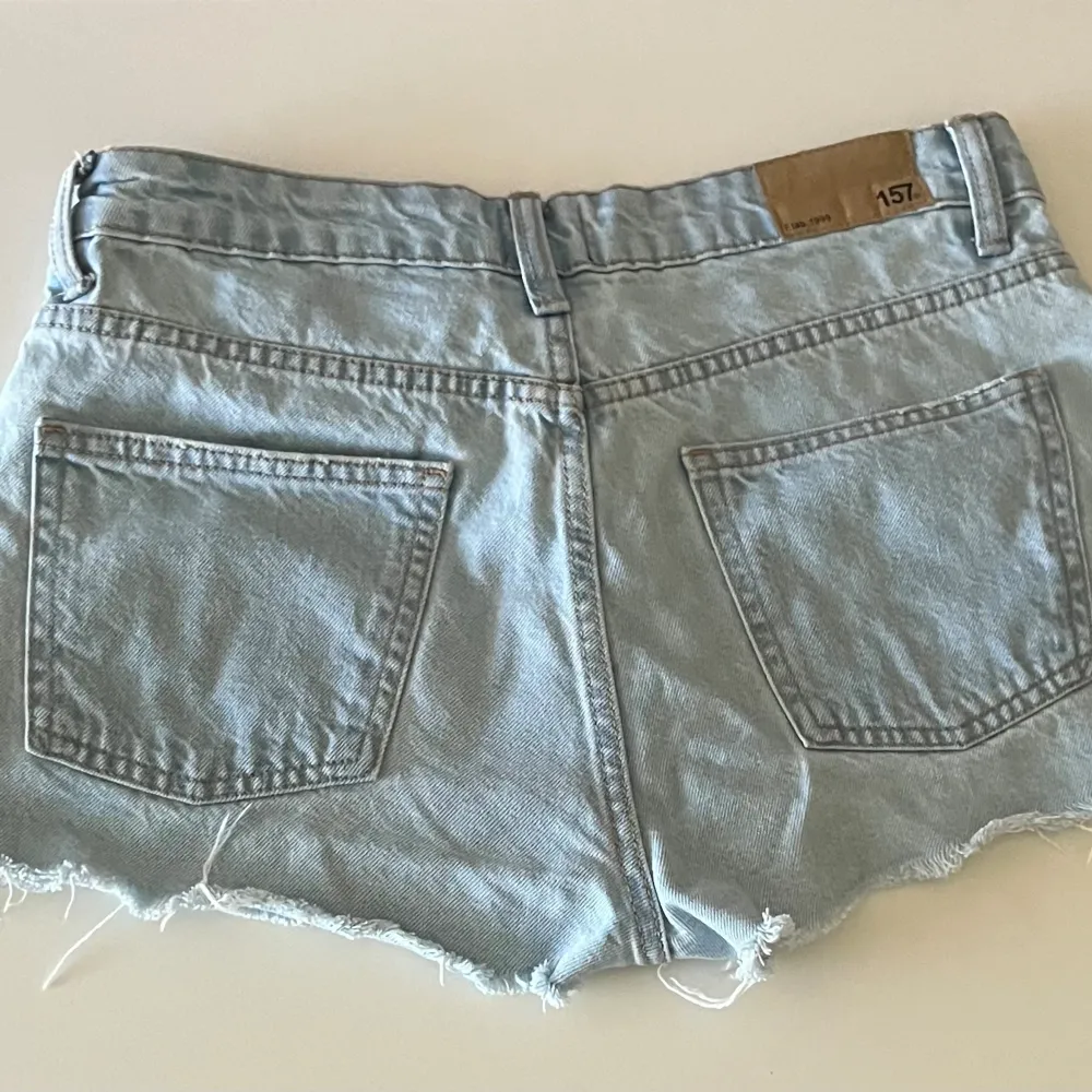 Ett par lågmidjade jeansshorts. . Shorts.