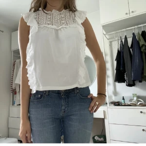 Vit blus - Säljer min vita blus från mango, köptes våren 2022 men bara använd runt 5 gånger. (Lånade bilder). Skriv om ni vill ha egna bilder eller har andra frågor💕
