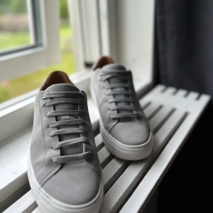 ZARA SKOR - Tja!  säljer ett par skor från ZARA. Perfekta till sommaren, strl 39. Använda endast 3 gånger så är som nya. Fraktar gärna, finns och hämta i Bollebygd annars!